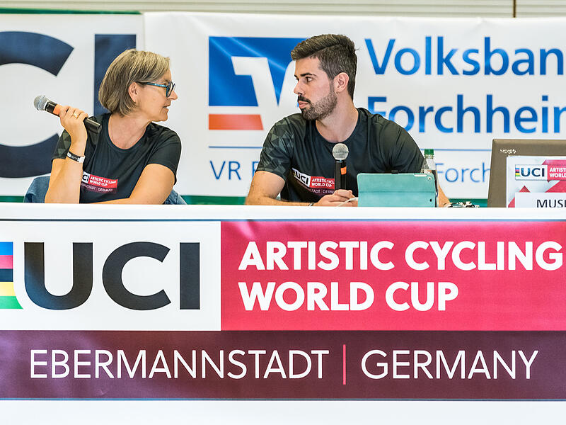 Die Moderatoren: Benedikt Bugner (vierfacher Weltmeister im 2er-Kunstrad) und Steffi Graf