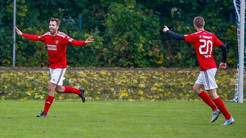 Keiner trifft so oft wie Tim Reiner (links): Der Spielertrainer des Bezirksligisten SC Schwarzach erzielte in der laufenden Saison bereits 23 Tore und somit so viele wie kein anderer Spieler, dessen Mannschaft dem Fu&szlig;ball-Kreis W&uuml;rzburg zugeordnet ist.