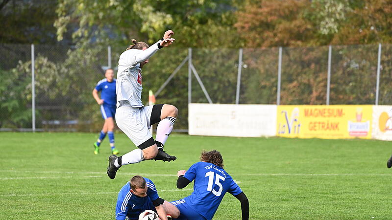 Die Defensive des TSV Gleu&szlig;en (blaue Trikots, gegen den VfB Einberg) ist laut Sportvorstand Oliver Nagl sattelfester als fr&uuml;her.