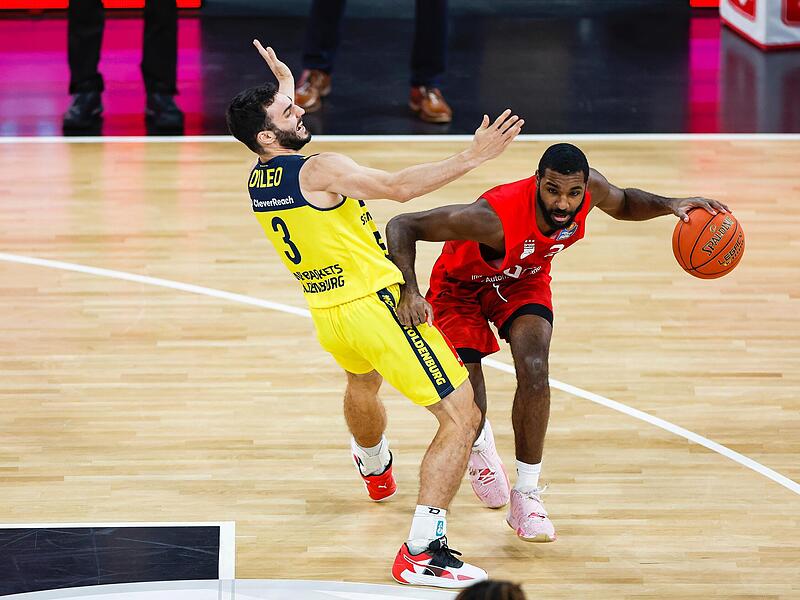 Trotz eines schmerzhaften Zusammenpralls mit Max DiLeo im ersten Viertel biss der Bamberger Aufbauspieler Amir Bell (r.) auf die Zähne und bot eine starke Leistung.