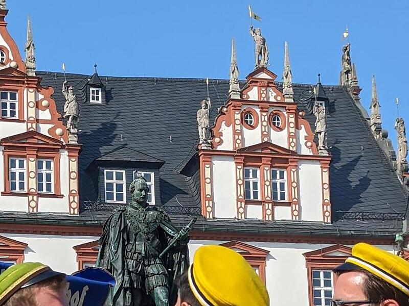 So ab 40, 50 Euro müsste man schon rechnen.