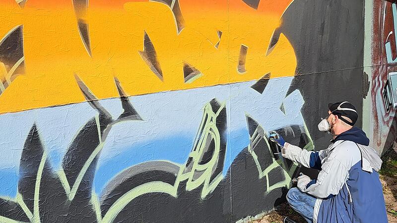 &bdquo;Som81&ldquo;, der Kopf der Abteilung &bdquo;Urban Culture&ldquo; bei den Coburg Locals,  bei der Arbeit an seinem neuesten Werk.