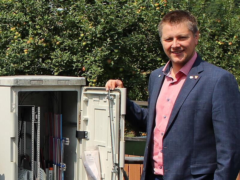 In Zeitlofs ist auch das Thema Glasfaserausbau kritisch diskutiert worden. Matthias Hauke hier beim Startschuss des Ausbau in der Marktgemeinde. Das Foto stammt aus dem Jahr 2025.