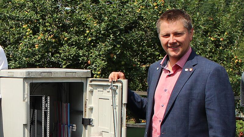 In Zeitlofs ist auch das Thema Glasfaserausbau kritisch diskutiert worden. Matthias Hauke hier beim Startschuss des Ausbau in der Marktgemeinde. Das Foto stammt aus dem Jahr 2025.