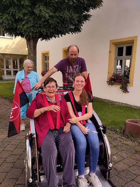 So könnte es bald auch in Ebern aussehen: Altenheimseelsorger Rudi Reinhart lieh die Rikscha aus Litzendorf schon mal für eine Probefahrt aus. Ebern bekommt eine Rikscha für Senioren