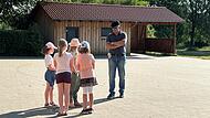 Seminarleiter Matthias Herr hat mit den Kindern im Schulhof m&ouml;gliche Gefahrensituationen erl&auml;utert und das richtige Verhalten ge&uuml;bt.