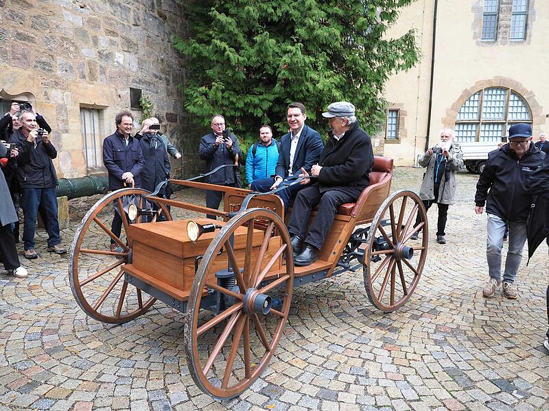 Nachbau des ersten E-Autos auf der Veste Coburg gezeigt
