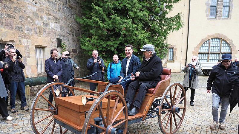 Nachbau des ersten E-Autos auf der Veste Coburg gezeigt