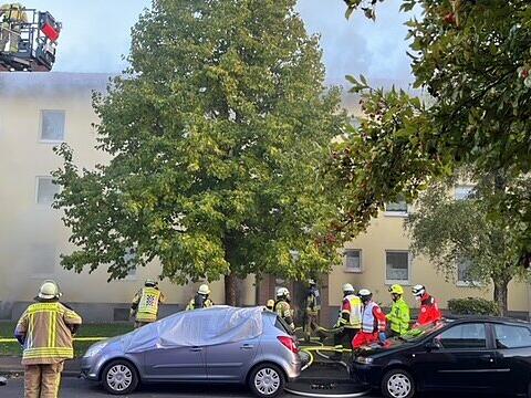 Die Feuerwehr rettete zahlreiche in ihre Wohnungen eingeschlossene Menschen vor dem Feuer. Die Feuerwehr rettete zahlreiche in ihre Wohnungen eingeschlossene Menschen vor dem Feuer.