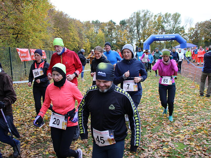 Trotz nasskaltem Herbstwetter lie&szlig;en sich die Sportler den Spa&szlig;  beim 38. Frankenwaldlauf der LG Ludwigschorgast nicht vermiesen.
