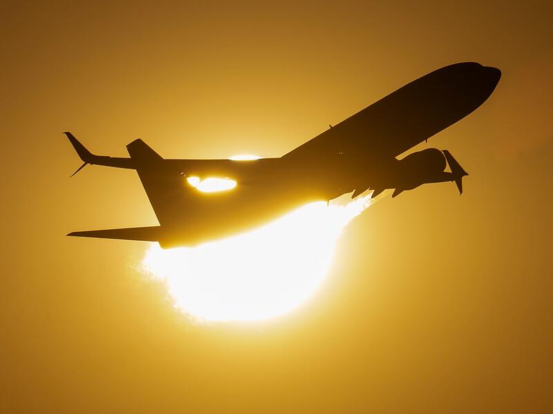 Flugzeug vor der Sonne Flugzeug vor der Sonne