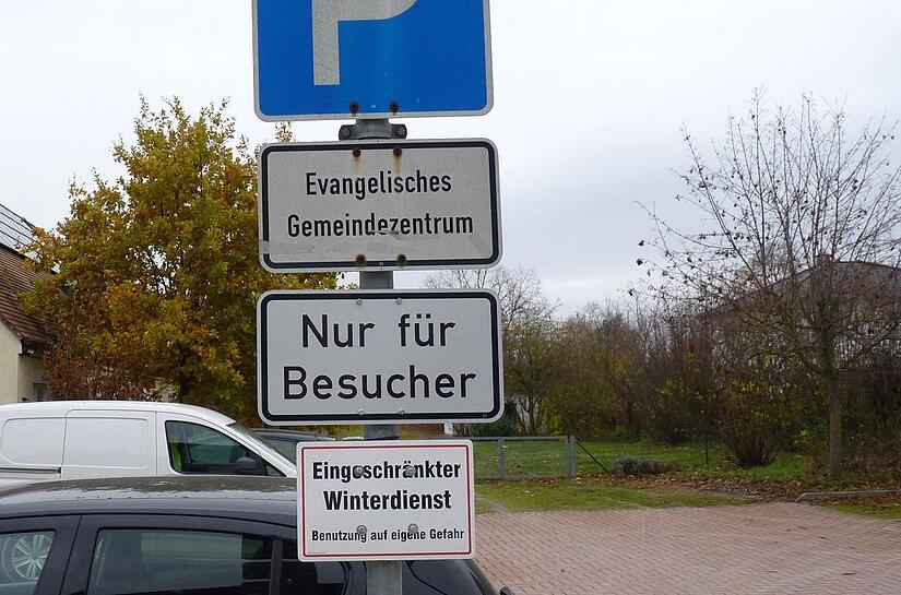 Parken darf auf dem Areal in Adelsdorf nur, wer das Gemeindezentrum besucht. Parken darf auf dem Areal in Adelsdorf nur, wer das Gemeindezentrum besucht.