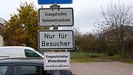 Parken darf auf dem Areal in Adelsdorf nur, wer das Gemeindezentrum besucht. Parken darf auf dem Areal in Adelsdorf nur, wer das Gemeindezentrum besucht.