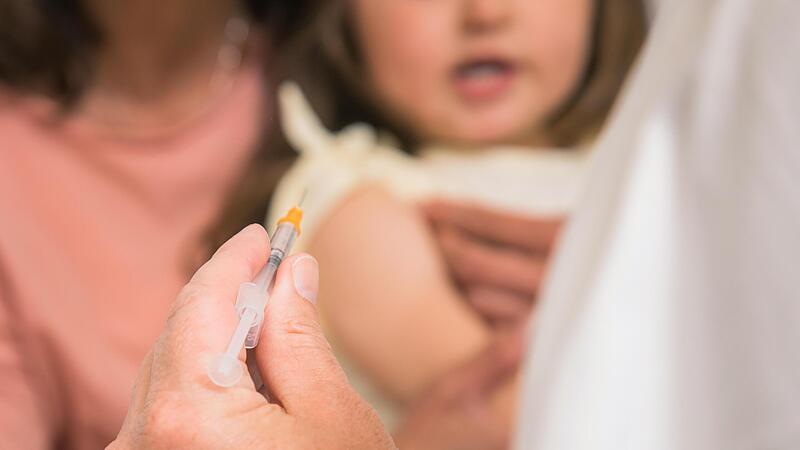 F&uuml;r den Besuch einer Kita ist eine Masernschutzimpfung nach dem Infektionsschutzgesetz Pflicht. Kann ein Kind wegen Impf-Unvertr&auml;glichkeit tats&auml;chlich nicht geimpft werden, ben&ouml;tigt es ein aussagekr&auml;ftiges &auml;rztliches Attest. Das muss allerdings n...