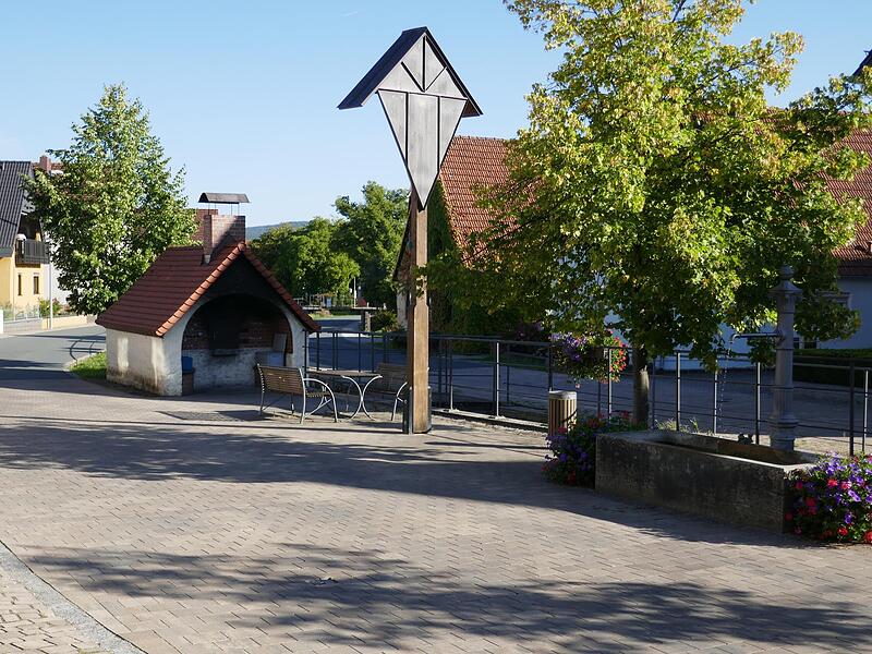 W&auml;hrend der Ortskern von R&uuml;ssenbach dank der Dorferneuerung bereits erstrahlt, wird anderswo noch gewartet. Besonders hier hat der Finanzausschuss einige Einsparma&szlig;nahmen gefunden.Forchheim & Fr&auml;nkische Schweiz