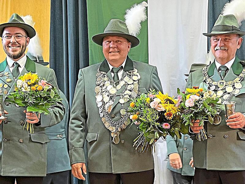 Der amtierende Sch&uuml;tzenk&ouml;nig Oleg Bauer (Mitte) und seine beiden Ritter Konstantin Grimm (l.) und Harald Goch.
