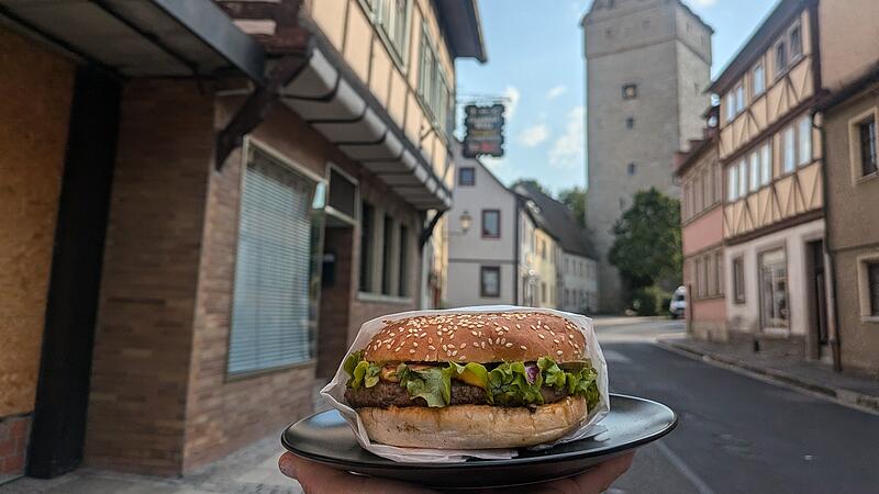 Burger essen im ehemaligen Gasthaus Wilz: bald zieht Tabib Burger in das Gebäude links auf dem Bild ein. Burger essen im ehemaligen Gasthaus Wilz: bald zieht Tabib Burger in das Gebäude links auf dem Bild ein.