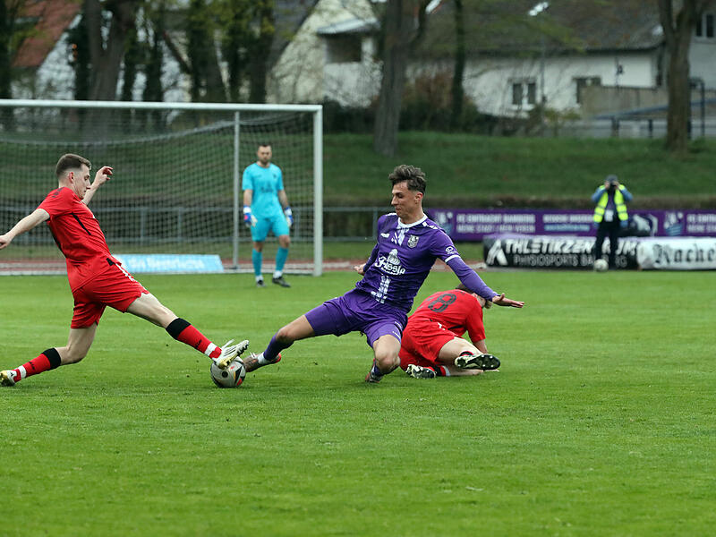 Andreas Pfahlmann (Mitte) sorgte f&uuml;r viel Tempo in Bambergs Zentrale. Selim Mjaki (links) und der ASV Neumarkt nahmen trotzdem einen Punkt mit.