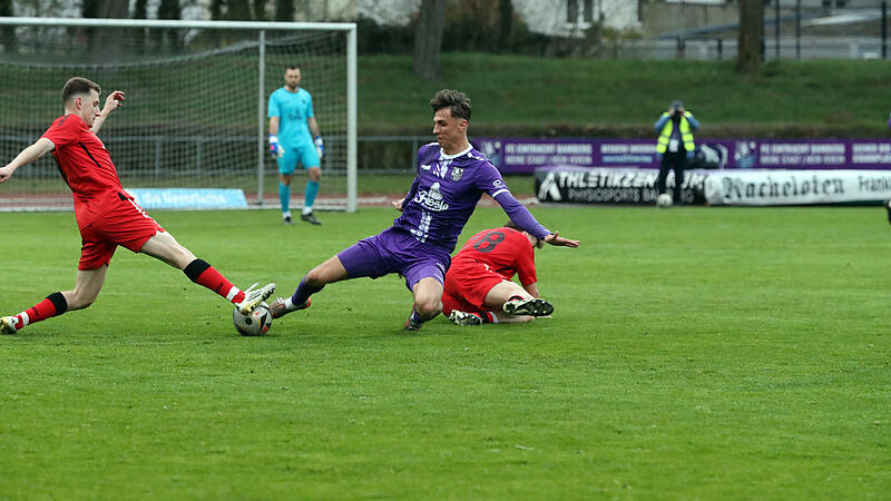 Andreas Pfahlmann (Mitte) sorgte f&uuml;r viel Tempo in Bambergs Zentrale. Selim Mjaki (links) und der ASV Neumarkt nahmen trotzdem einen Punkt mit.