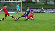 Andreas Pfahlmann (Mitte) sorgte f&uuml;r viel Tempo in Bambergs Zentrale. Selim Mjaki (links) und der ASV Neumarkt nahmen trotzdem einen Punkt mit.