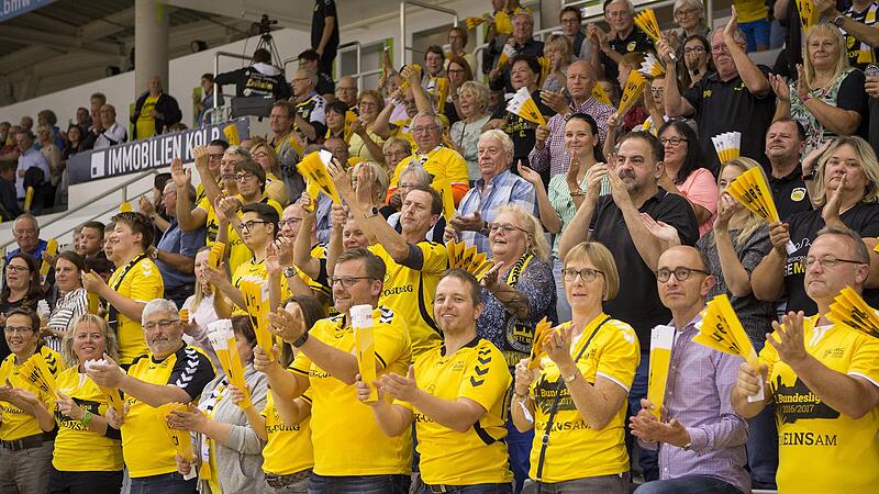 Die Fans des HSC Coburg dürfen applaudieren: Hauptsponsor HUK Coburg hat den Vertrag mit den Handballern um weitere zwei Jahre verlängert. Das Bild stammt aus coronafreien Tagen, als in der HUK-Arena noch Handballfeste gefeiert wurden… Die Fans des HSC Coburg dürfen applaudieren: Hauptsponsor HUK Coburg hat den Vertrag mit den Handballern um weitere zwei Jahre verlängert. Das Bild stammt aus coronafreien Tagen, als in der HUK-Arena noch Handballfeste gefeiert wurden…