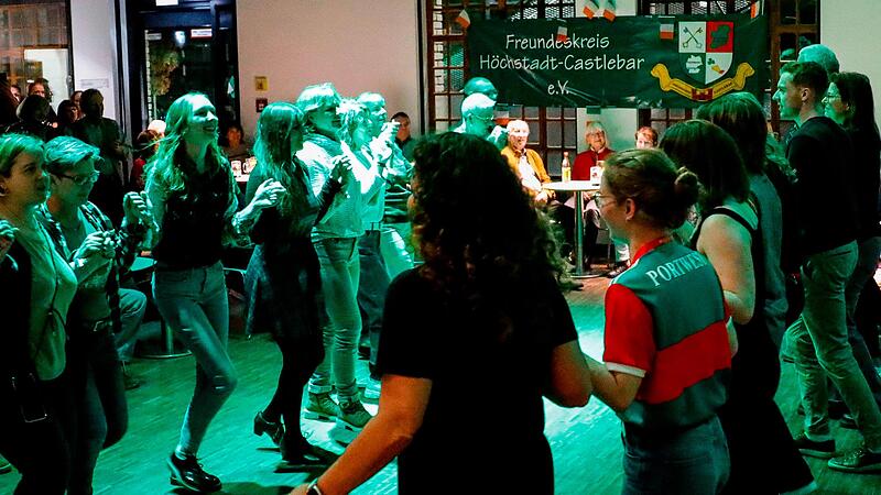 Beim Irish set dance in der Kulturfabrik Fortuna in H&ouml;chstadt tanzten viele Zuschauer mit.