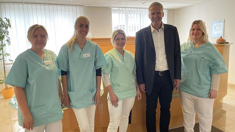 Dr. Armin Wiesner mit seinem Praxis-Team. Dr. Armin Wiesner mit seinem Praxis-Team.