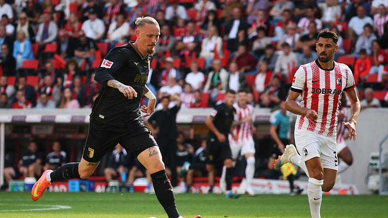 Beim Debüt von Trainer Sandro Wagner siegten der Franke Marius Wolf (li.) und der FC Augsburg gegen den SC Freiburg mit 3:0. Beim Debüt von Trainer Sandro Wagner siegten der Franke Marius Wolf (li.) und der FC Augsburg gegen den SC Freiburg mit 3:0.