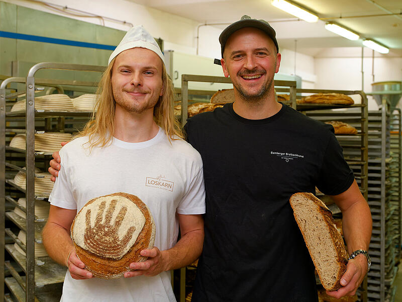 : Bäckergeselle Noah Kestler (links) mit seinem Chef Jan Ebers und seinem Wettbewerbsbrot aus München
