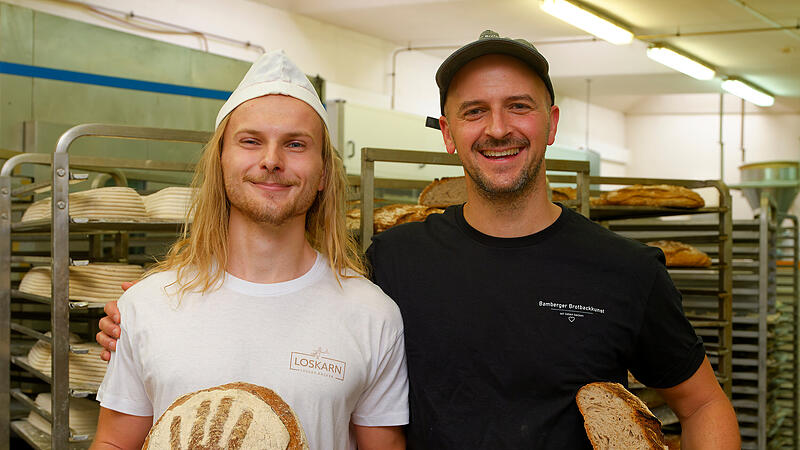 Bamberger Bäckergeselle ist bester Lehrling Oberfrankens : Bäckergeselle Noah Kestler (links) mit seinem Chef Jan Ebers und seinem Wettbewerbsbrot aus München