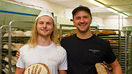 : Bäckergeselle Noah Kestler (links) mit seinem Chef Jan Ebers und seinem Wettbewerbsbrot aus München