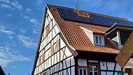 Von der Straße aus nicht einsehbar ist die Solaranlage auf dem Dach des Fachwerkhauses von Oliver und Christine Schikora mitten in der Münnerstädter Altstadt. Von der Straße aus nicht einsehbar ist die Solaranlage auf dem Dach des Fachwerkhauses von Oliver und Christine Schikora mitten in der Münnerstädter Altstadt.