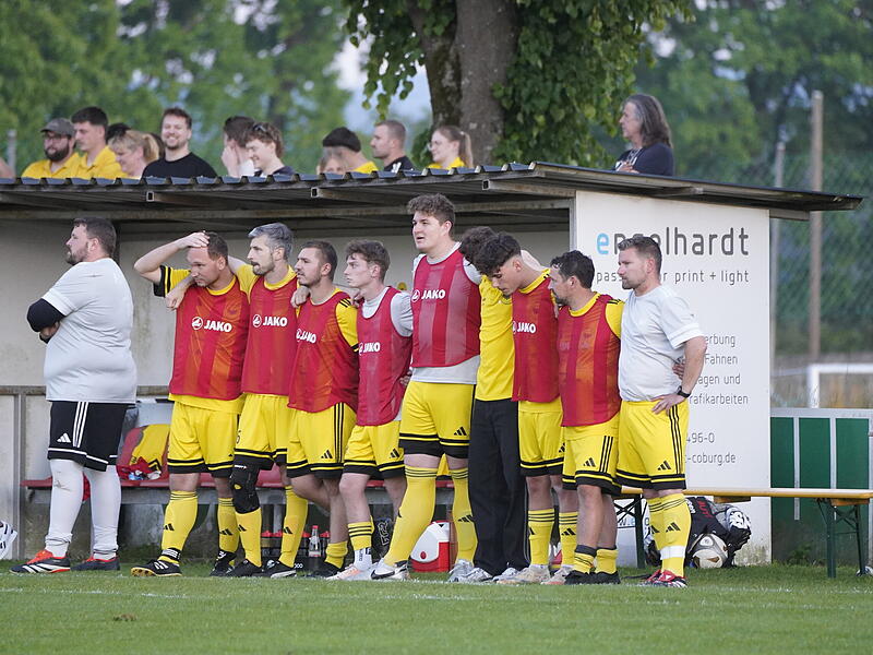 Angespannte Gesichter vor dem Elfmeterschie&szlig;en bei der Ersatzbank des FC Adler Weidhausen um Trainer Daniel Ritzel (ganz rechts).