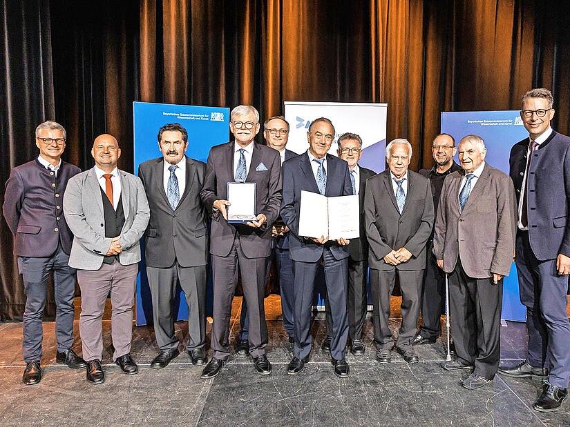 Bei der Übergabe der Zelter-Plakette (von links): Bernd Sibler (Präsident des Bayerischen Musikrats), Jan Heller (Bürgermeister Aurachtal), Lorenz Jordan, Georg Menzel, Carsten Ahlers (Mitglied im Präsidium des Fränkischen Sängerbundes), Hans Bret... Bei der Übergabe der Zelter-Plakette (von links): Bernd Sibler (Präsident des Bayerischen Musikrats), Jan Heller (Bürgermeister Aurachtal), Lorenz Jordan, Georg Menzel, Carsten Ahlers (Mitglied im Präsidium des Fränkischen Sängerbundes), Hans Bret...