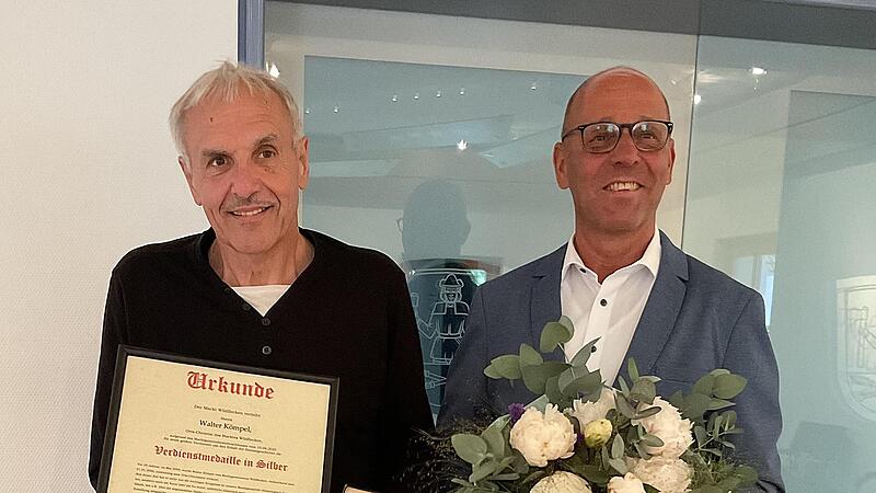 Walter K&ouml;mpel (links) erhielt die kommunale Verdienstmedaille der Marktgemeinde Wildflecken in Silber. B&uuml;rgermeister Gerd Kleinhenz &uuml;berreichte die Auszeichnung.