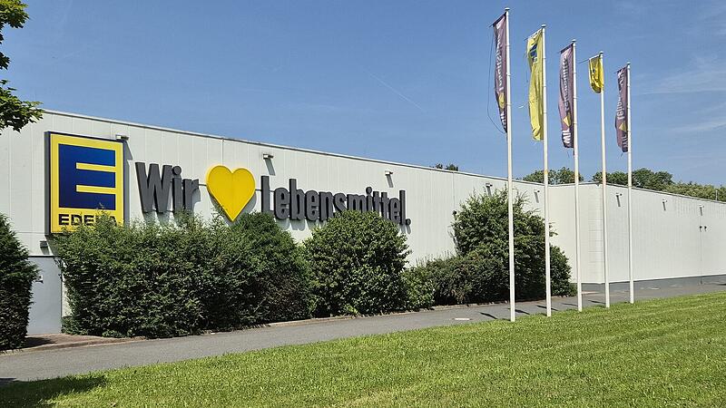 Protest-Graffiti vor zwei oberfr&auml;nkischen Edeka-Filialen