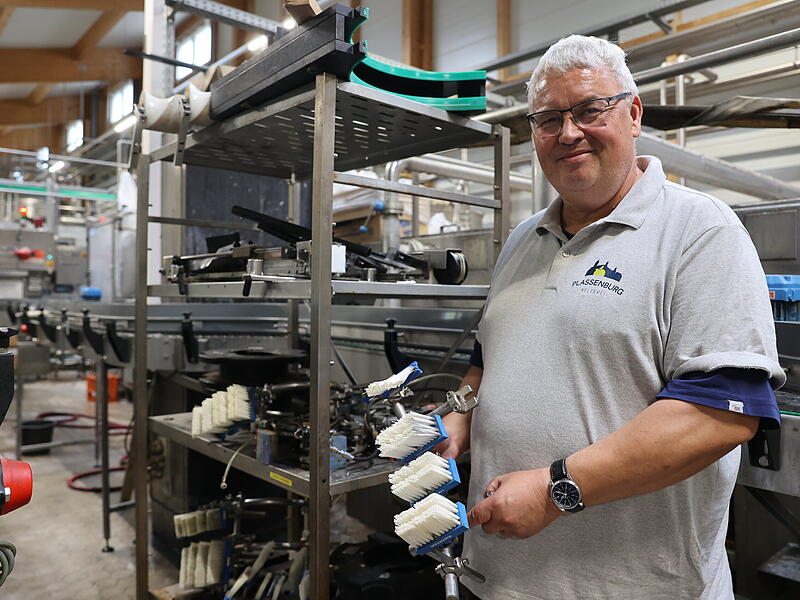 Die Technik in der Produktion ist das, worum sich der ehemalige Trebgaster Bürgermeister kümmert. Herwig Neumann hat direkt nach seinem Ausscheiden als Bürgermeister bei der Plassenburg Kelterei angefangen und hat sichtlich Spaß an der herausfordernden Aufgabe. Die Technik in der Produktion ist das, worum sich der ehemalige Trebgaster Bürgermeister kümmert. Herwig Neumann hat direkt nach seinem Ausscheiden als Bürgermeister bei der Plassenburg Kelterei angefangen und hat sichtlich Spaß an der herausfordernden Aufgabe.