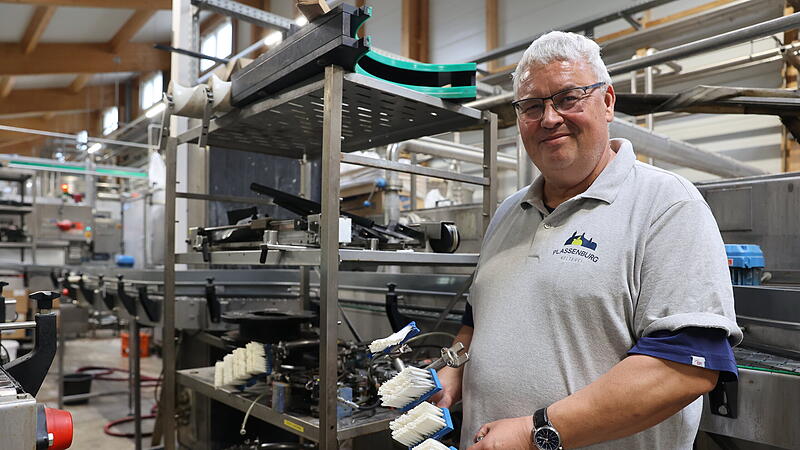Die Technik in der Produktion ist das, worum sich der ehemalige Trebgaster B&uuml;rgermeister k&uuml;mmert. Herwig Neumann hat direkt nach seinem Ausscheiden als B&uuml;rgermeister bei der Plassenburg Kelterei angefangen und hat sichtlich Spa&szlig; an der herausfordernden Aufgabe.