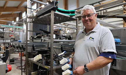 Die Technik in der Produktion ist das, worum sich der ehemalige Trebgaster B&uuml;rgermeister k&uuml;mmert. Herwig Neumann hat direkt nach seinem Ausscheiden als B&uuml;rgermeister bei der Plassenburg Kelterei angefangen und hat sichtlich Spa&szlig; an der herausfordernden Aufgabe.