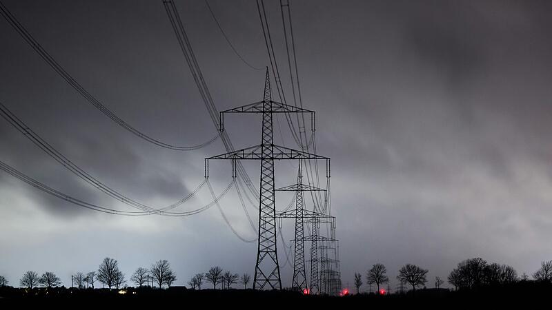 Die Bundesnetzagentur hat Pl&auml;ne f&uuml;r zwei zus&auml;tzliche Stromleitungen nach Unterfranken nun offiziell best&auml;tigt. Der genaue Trassenverlauf bleibt aber weiterhin offen. (Symbolbild)