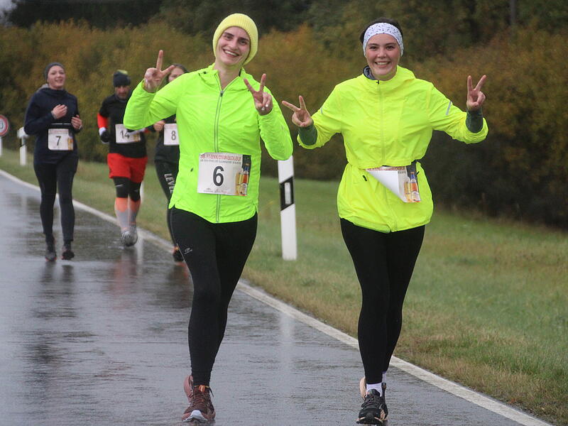 Trotz nasskaltem Herbstwetter ließen sich die Sportler den Spaß  beim 38. Frankenwaldlauf der LG Ludwigschorgast nicht vermiesen.