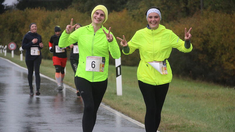 Trotz nasskaltem Herbstwetter lie&szlig;en sich die Sportler den Spa&szlig;  beim 38. Frankenwaldlauf der LG Ludwigschorgast nicht vermiesen.