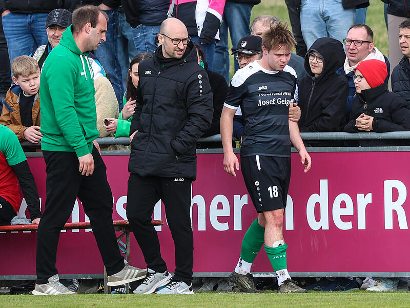 Friesens Trainer Frederic Martin hatte nach dem Derbysieg in Neukenroth gut lachen, auch wenn hier Bastian Appelius verletzt vom Platz muss.
