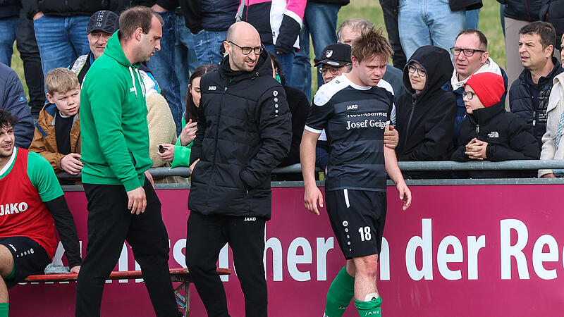 Friesens Trainer Frederic Martin hatte nach dem Derbysieg in Neukenroth gut lachen, auch wenn hier Bastian Appelius verletzt vom Platz muss.