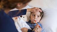 Husten, Atemnot, hohes Fieber: Viele Kinder stecken sich aktuell mit dem Grippevirus an.