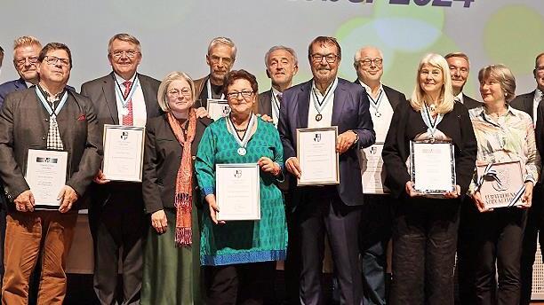 Elf Pers&ouml;nlichkeiten und Organisationen wurden mit der Stadtmedaille, dem Ehrenwappen sowie der Silbernen und Goldenen B&uuml;rgermedaille ausgezeichnet.