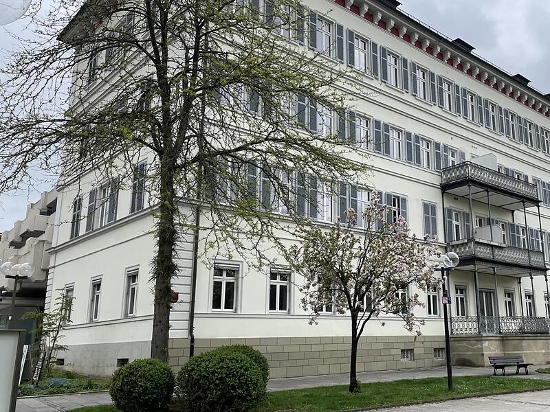 Das Haus Hemmerich wurde 1835 gebaut und geh&ouml;rt seit 1936 der Bayerischen Vereinsbank, heute Hypo-Vereinsbank. Aktuell steht es zum Verkauf.