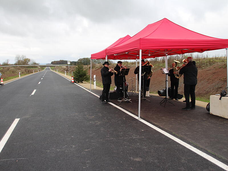 Eröffnung neue Umgehungsstraße bei CoburgEröffnung neue Umgehungsstraße bei Coburg Staatsstraße 2205 bei Coburg: Eröffnung der neuen Trasse zwischen Coburg und Wiesenfeld