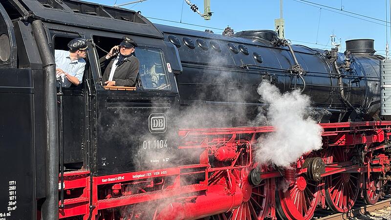 Machte am Samstag f&uuml;r 10 Minuten Station in Forchheim: Die historische Dampflok 01-1104 von &bdquo;Faszination Dampf&ldquo;.