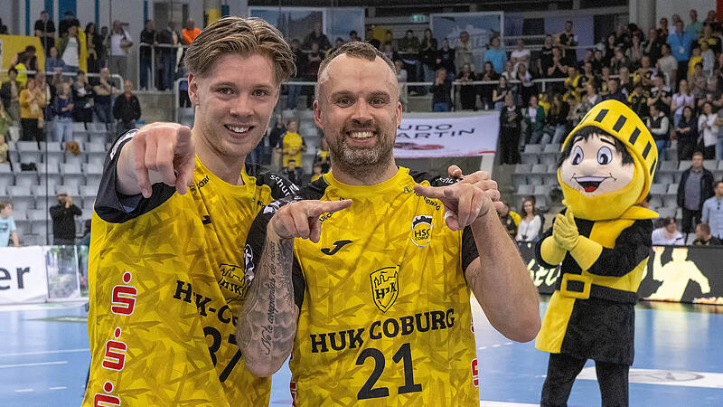 So schauen gl&uuml;ckliche Sieger aus: Jesper Schmidt (links), Florian Billek - und Maskottchen Vestus - feiern den Heimsieg gegen Balingen.